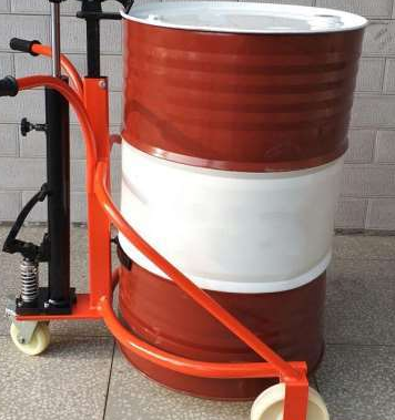 炼油厂使用油桶搬运车（油桶搬运车装卸货物方法）